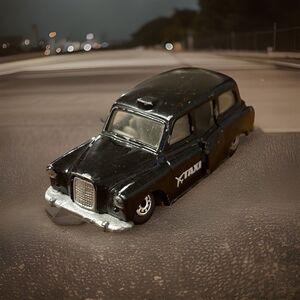 Matchbox Black London Taxi FX4R 1:60 *SCUFFS*